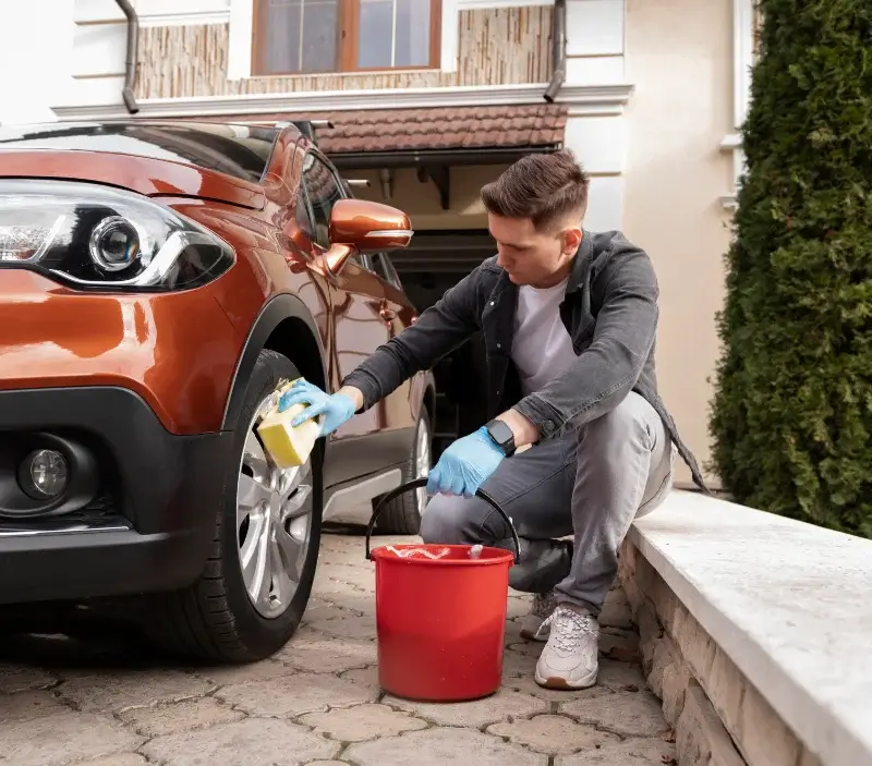 Lavage auto à domicile Longuesse : professionnel intervenant sur un véhicule